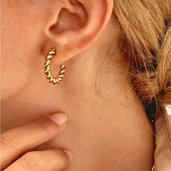 Perfect Everyday Gold Hoops WATERPROOF non-tarnish Gold Hoop Earring lightweight - Picture 1 of 8